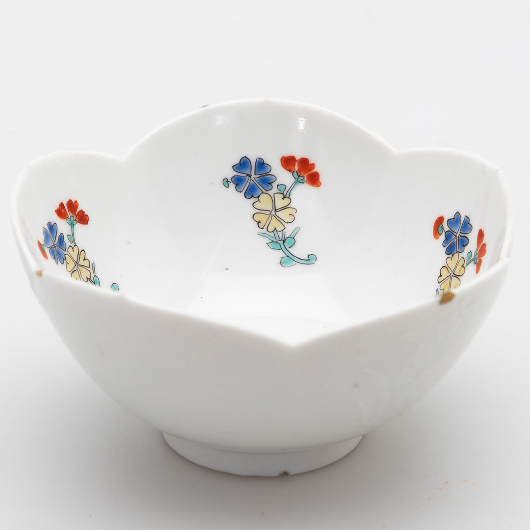 Kleine Kumme in Form einer Ballonblüte, Kakiemon Nigoshide, Edo-Periode, um 1700.