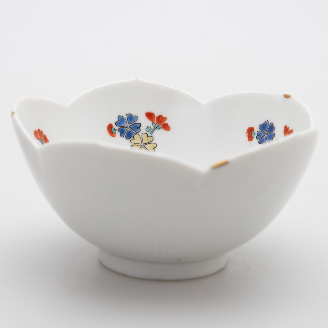 Kleine Kumme in Form einer Ballonblüte, Kakiemon Nigoshide, Edo-Periode, um 1700.