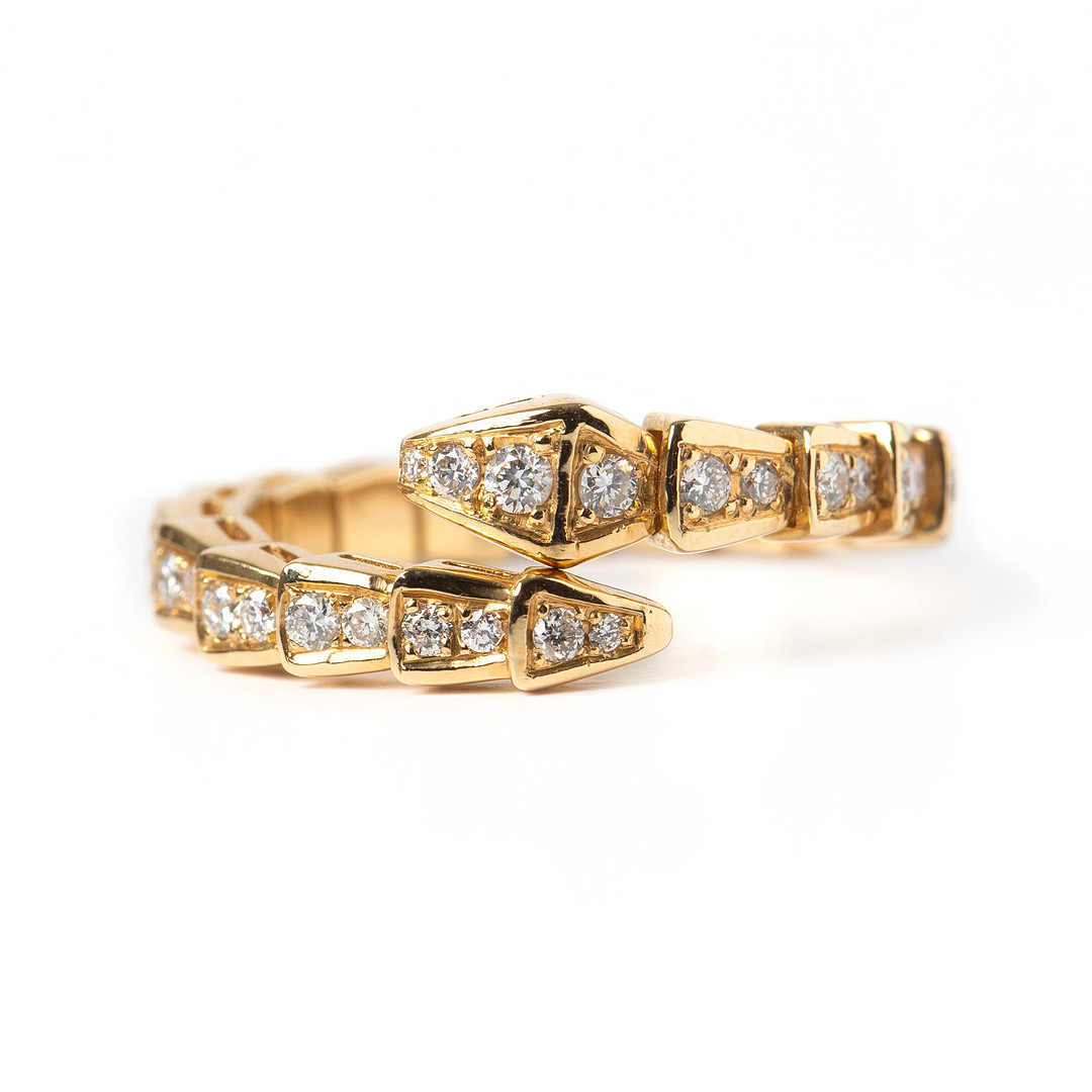 RING, 18K guld med briljantslipade diamanter, totalt ca 0.70 ct.