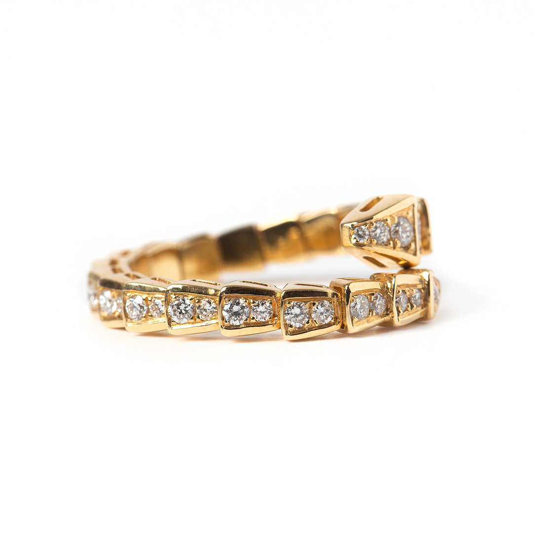 RING, 18K guld med briljantslipade diamanter, totalt ca 0.70 ct.
