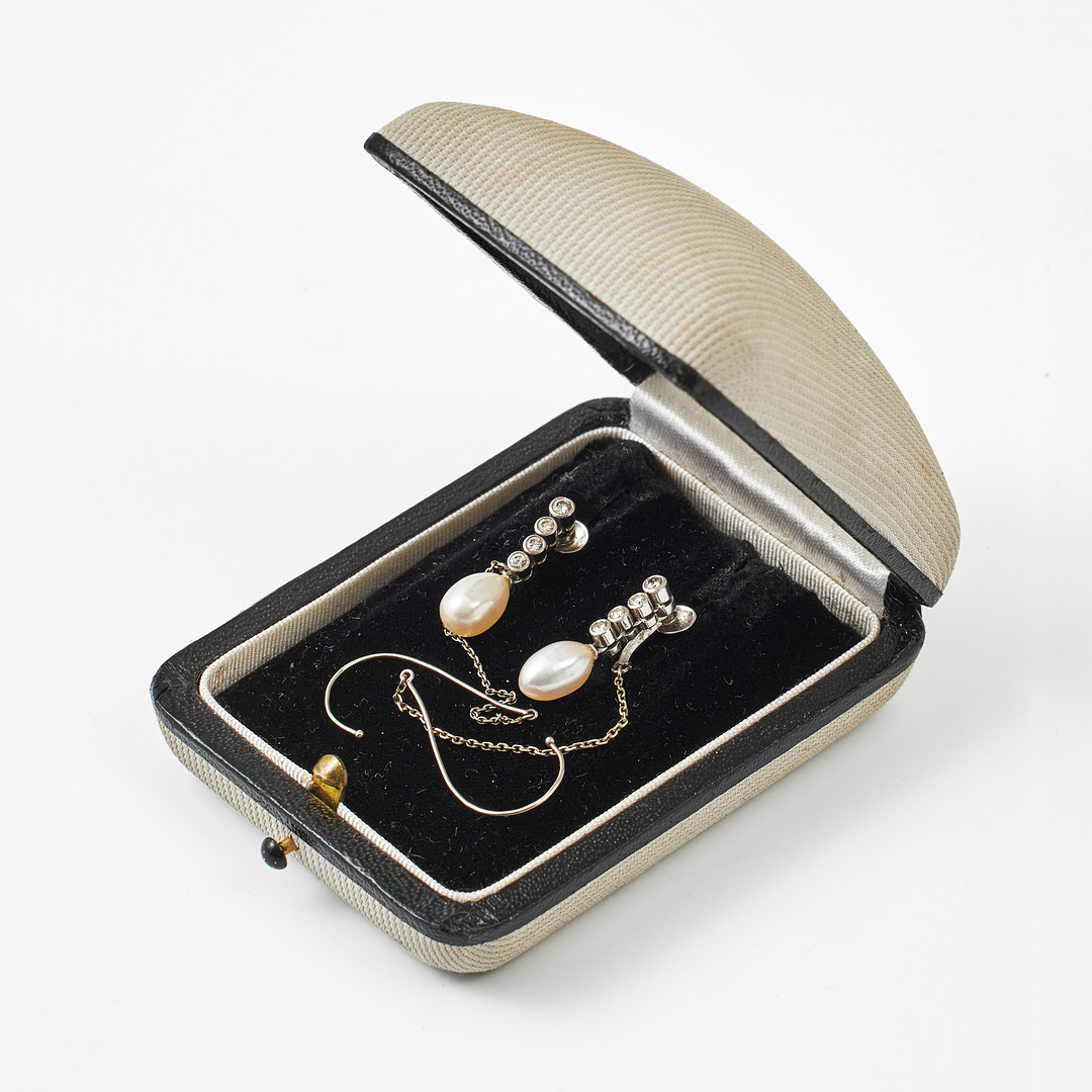 ÖRHÄNGEN, 1 par, 18 k vitguld, droppformade vita odlade saltvattenspärlor, diamanter med briljantslipning, totalt ca 0,30 ct, Johan Pettersson, Stockholm 1965.