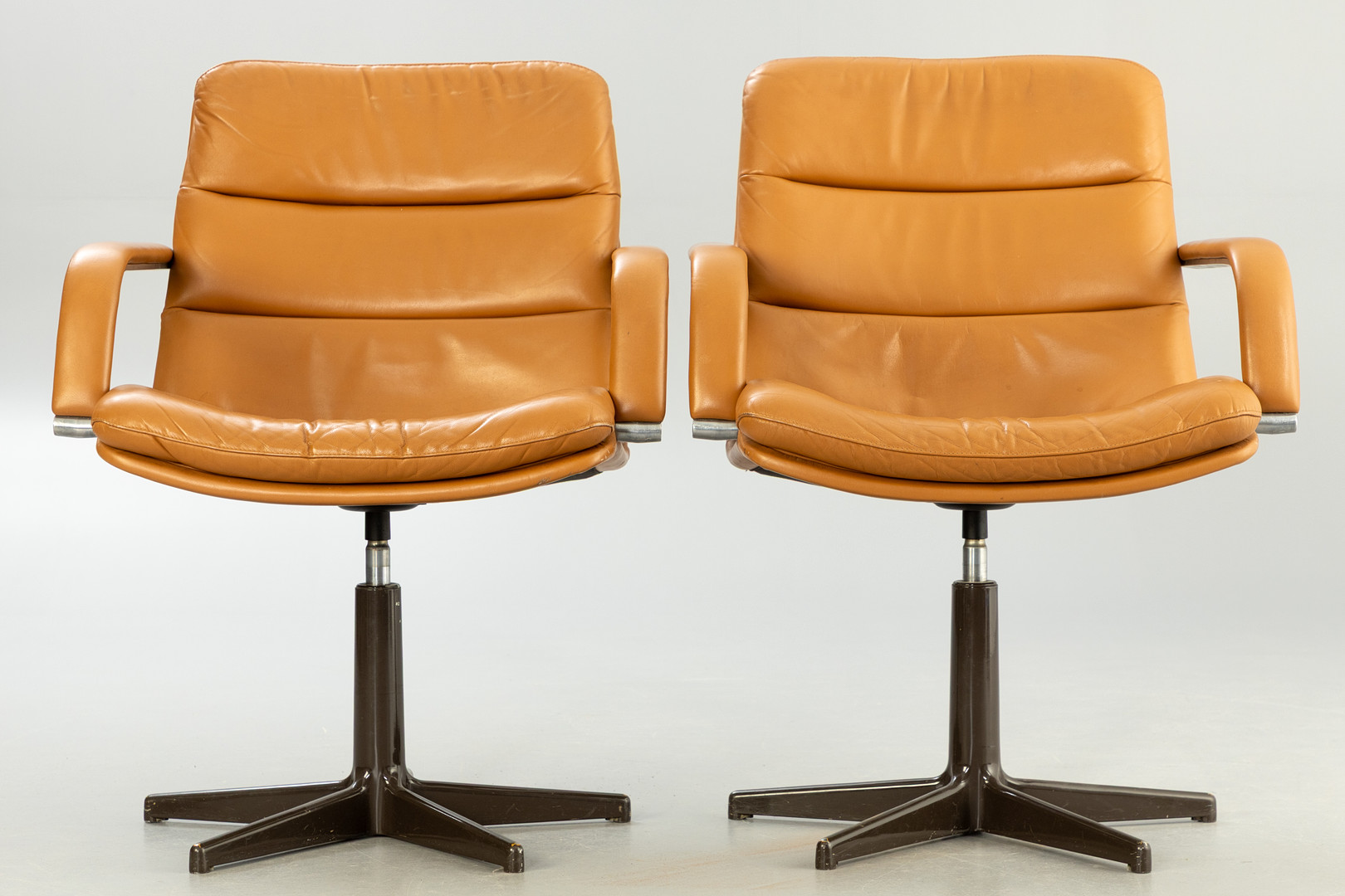 GEOFFREY HARCOURT. Artifort. Paar Bürosessel / Drehsessel, 1970er Jahre (2).
