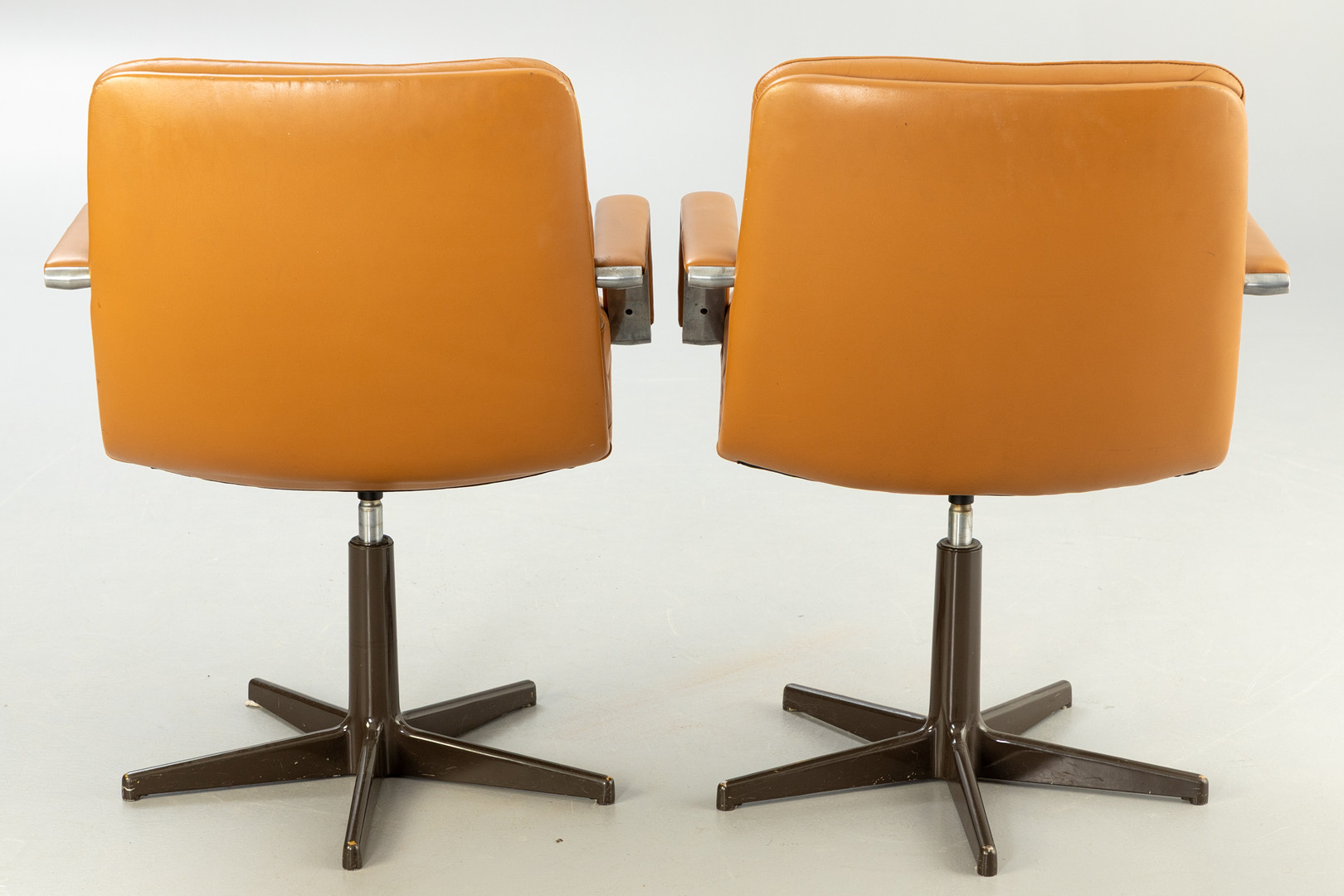GEOFFREY HARCOURT. Artifort. Paar Bürosessel / Drehsessel, 1970er Jahre (2).