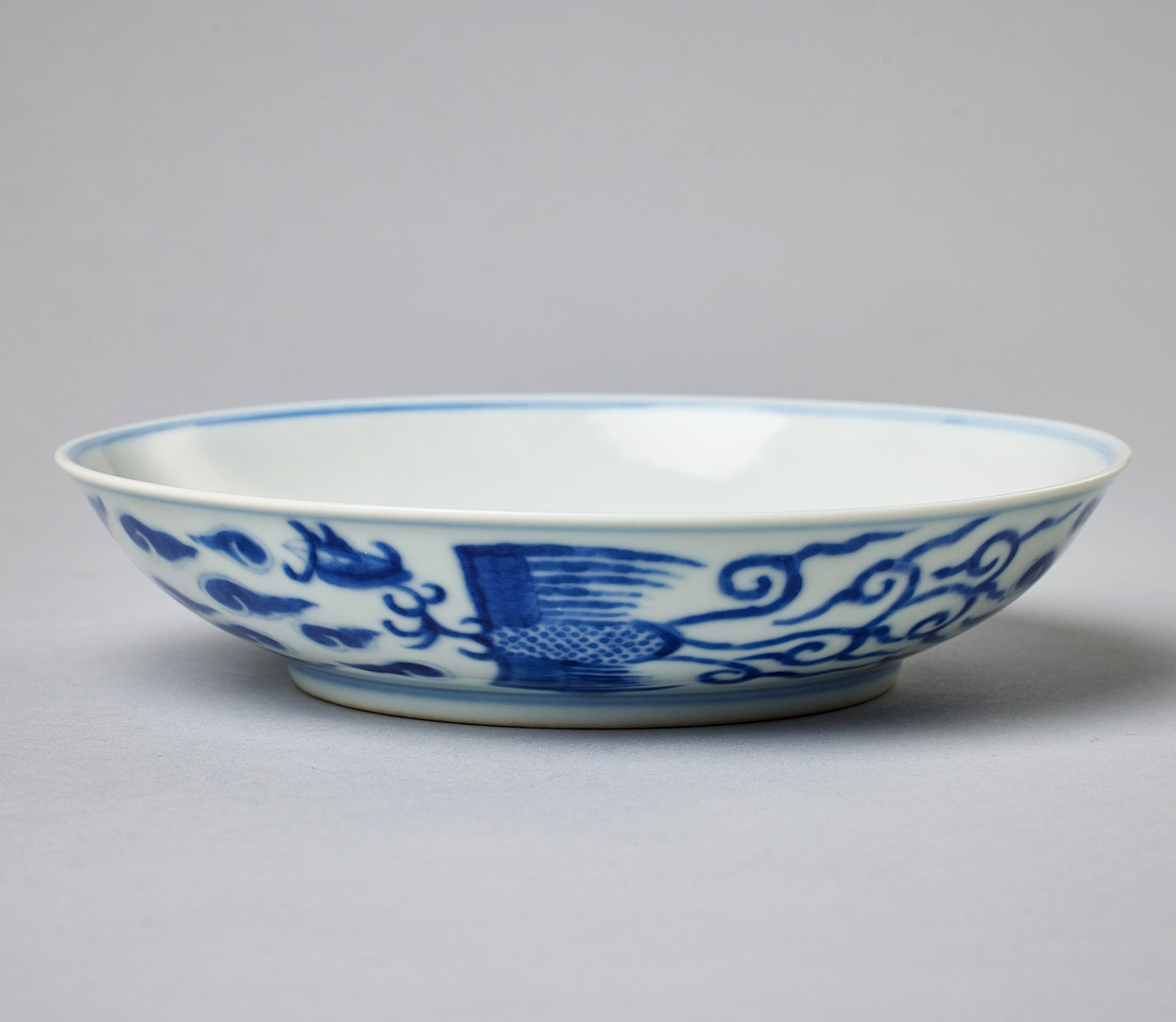 A BLUE AND WHITE 'PHOENIX' DISH.