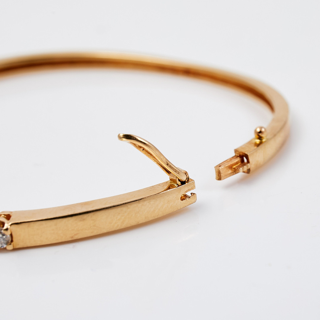 ARMBAND, stel modell, 14 k guld, med 18 st diamanter, totalt ca 1,4 ct, stämplad.