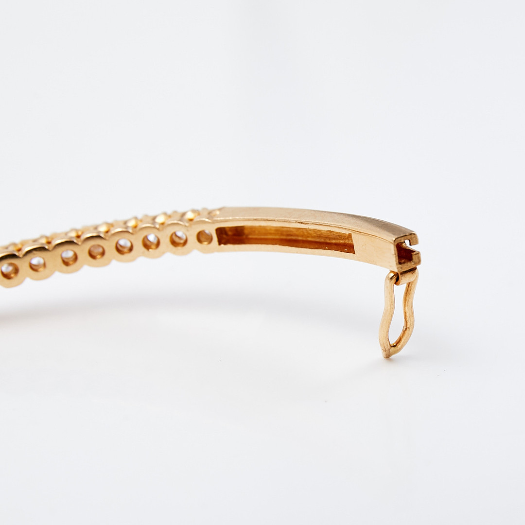 ARMBAND, stel modell, 14 k guld, med 18 st diamanter, totalt ca 1,4 ct, stämplad.