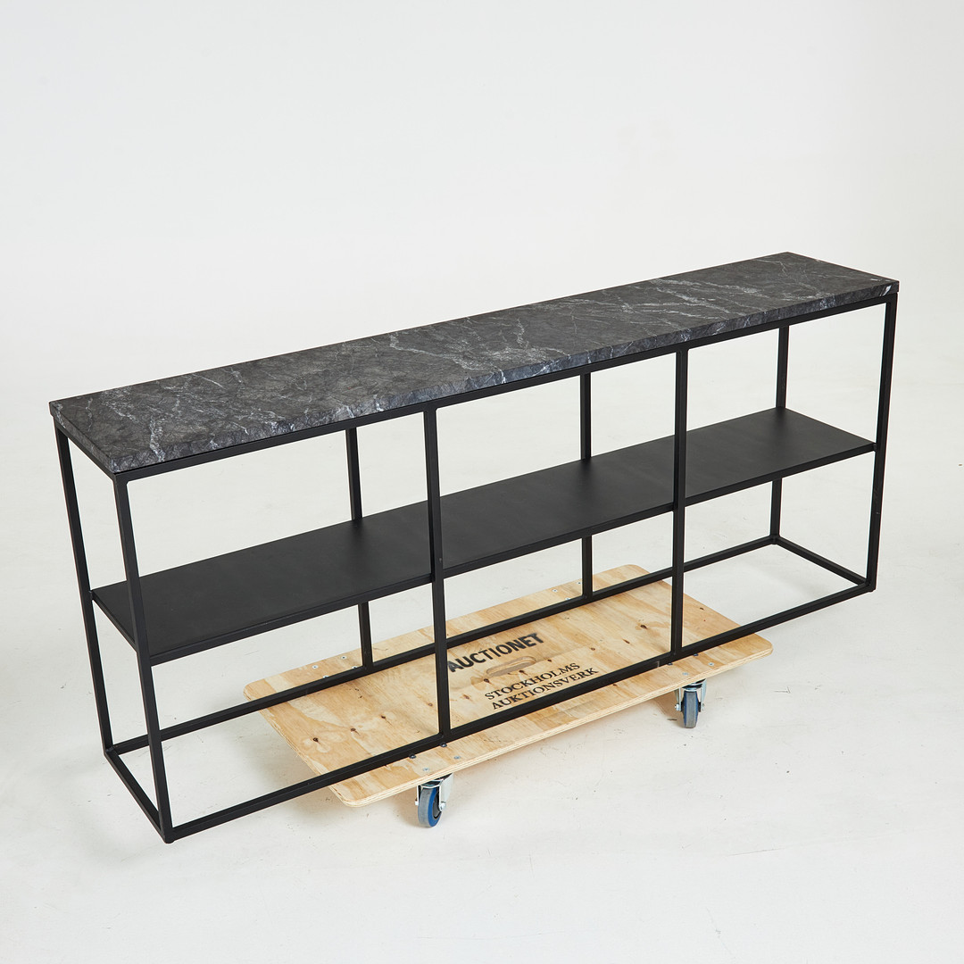 SIDEBOARD. Svartlackerad benställning i metall, stenskiva, hyllplan.