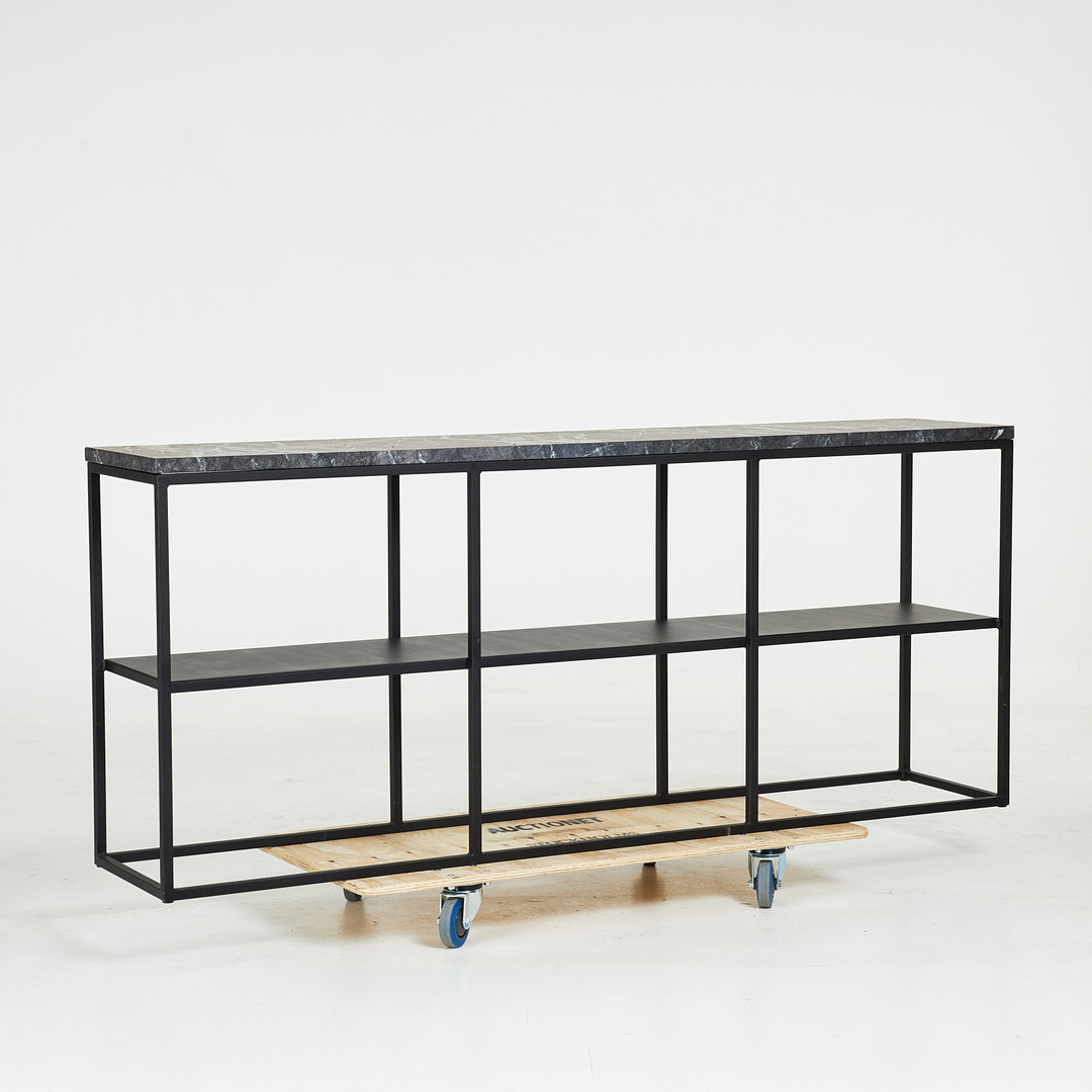 SIDEBOARD. Svartlackerad benställning i metall, stenskiva, hyllplan.