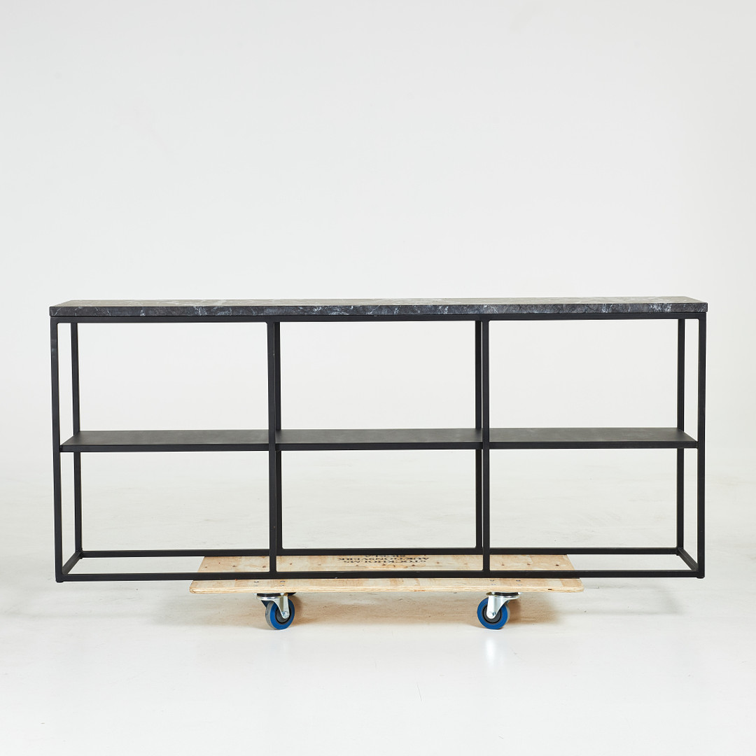SIDEBOARD. Svartlackerad benställning i metall, stenskiva, hyllplan.