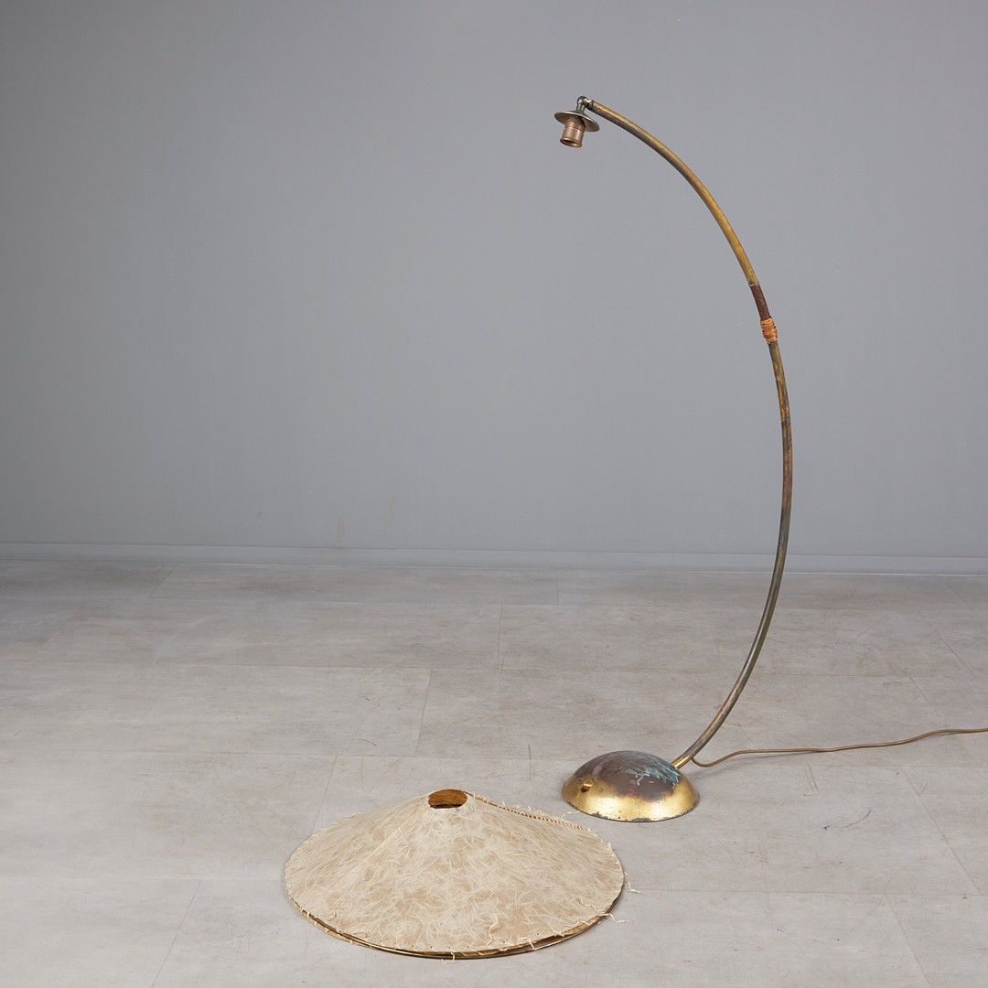 PITT MÜLLER (1905-1975). Stehlampe / Bogenlampe, Messing, Pergamentpapier, Binse, 1950er Jahre, Deutschland.