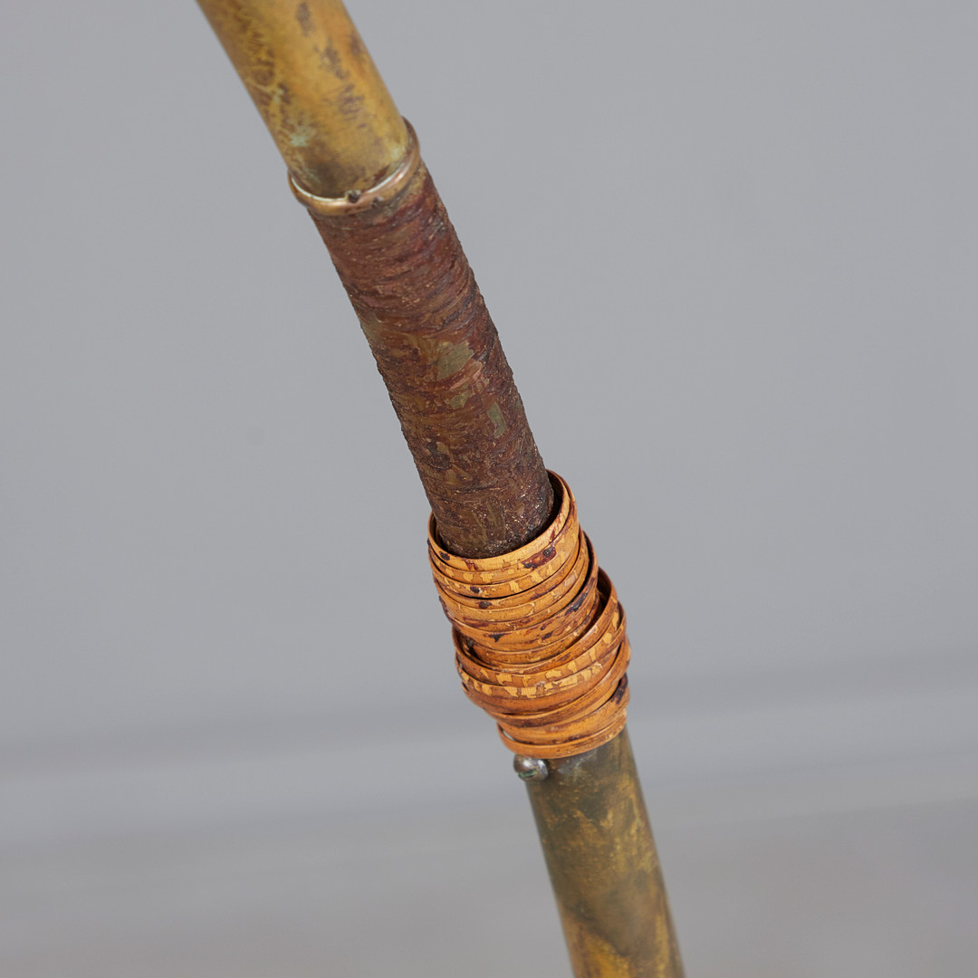 PITT MÜLLER (1905-1975). Stehlampe / Bogenlampe, Messing, Pergamentpapier, Binse, 1950er Jahre, Deutschland.