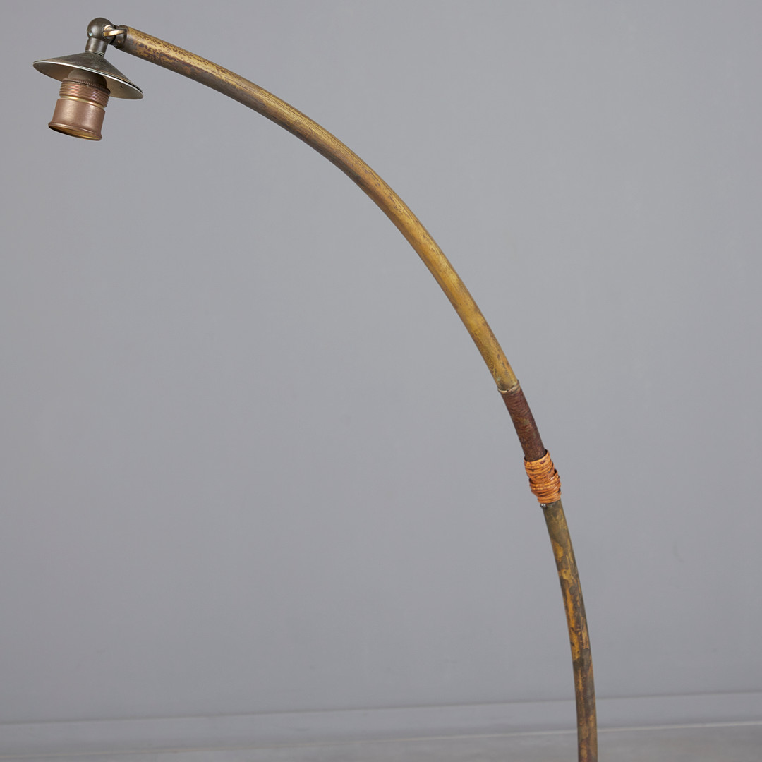 PITT MÜLLER (1905-1975). Stehlampe / Bogenlampe, Messing, Pergamentpapier, Binse, 1950er Jahre, Deutschland.