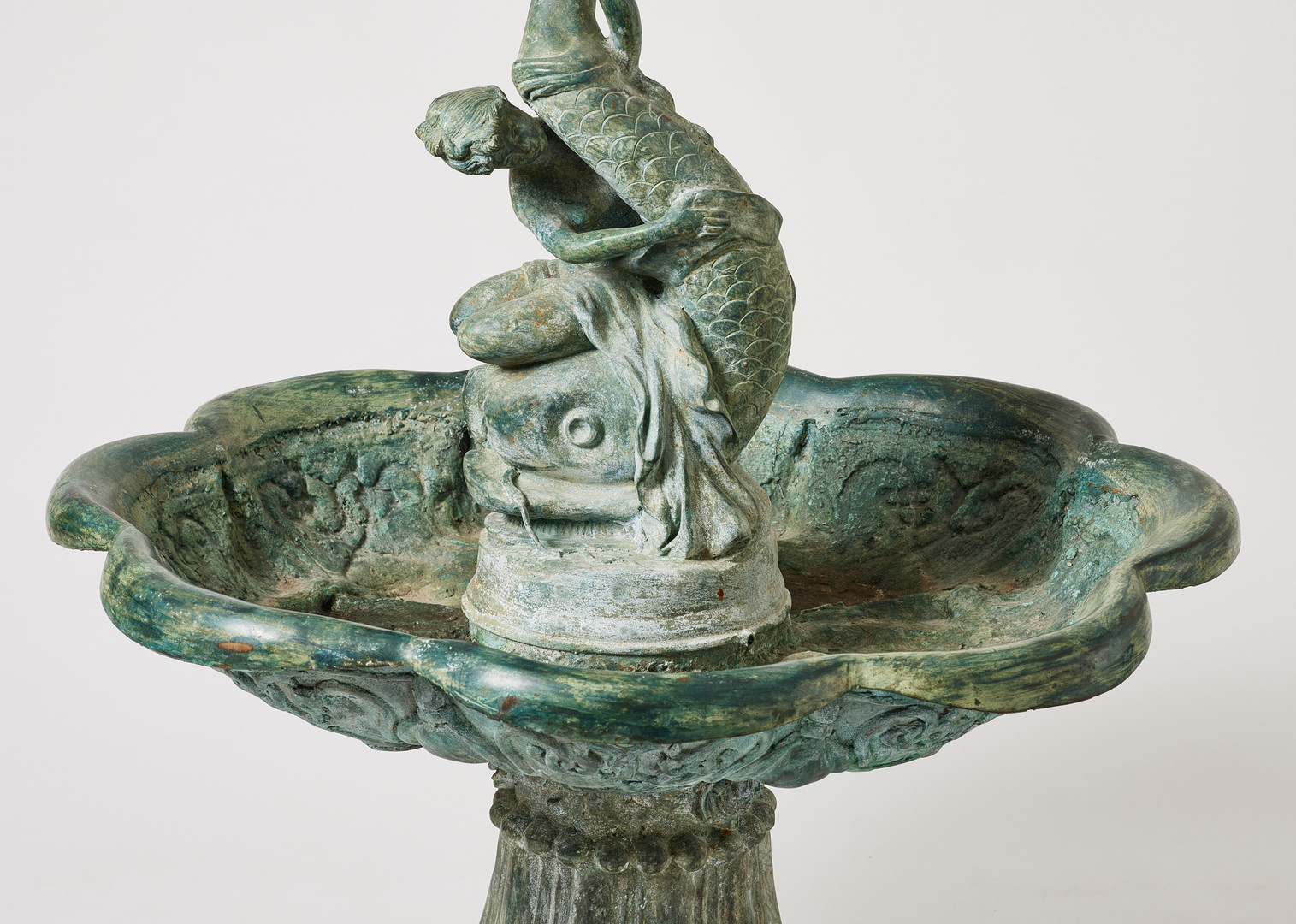 FONTÄN, 1900-talets slut, grönpatinerad metall, dekor av kvinnofigur med delfin.