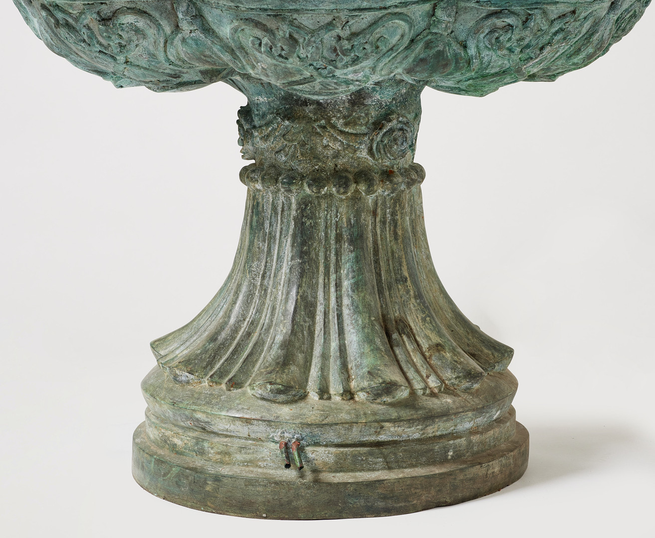 FONTÄN, 1900-talets slut, grönpatinerad metall, dekor av kvinnofigur med delfin.