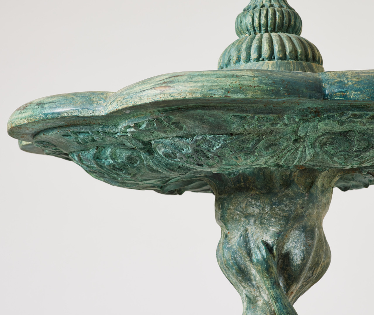 FONTÄN, 1900-talets slut, grönpatinerad metall, dekor av kvinnofigur med delfin.