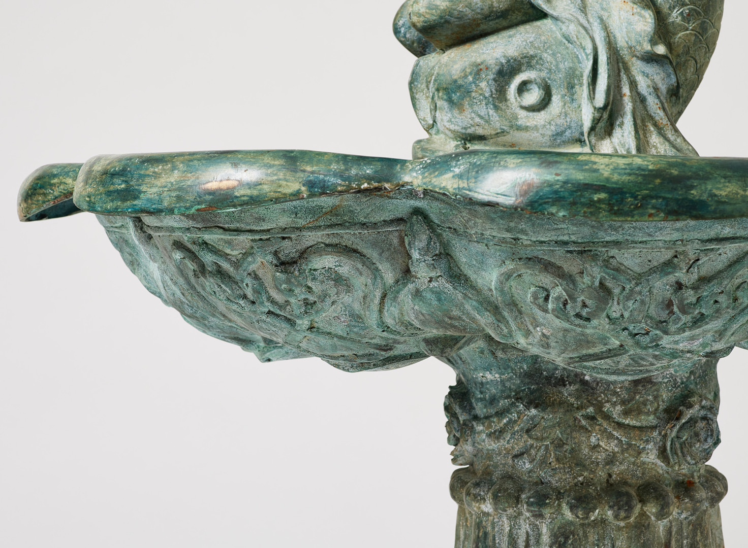 FONTÄN, 1900-talets slut, grönpatinerad metall, dekor av kvinnofigur med delfin.