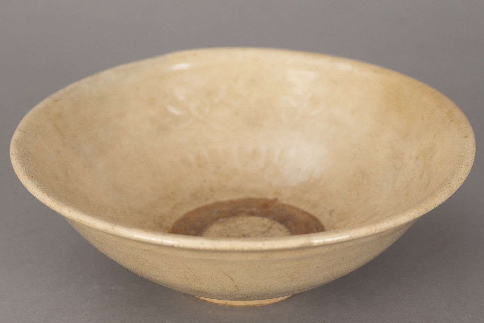 Eine chinesische Kumme / Schale, Yaozhou Ware, wohl Jin / Yuan-Dynastie.