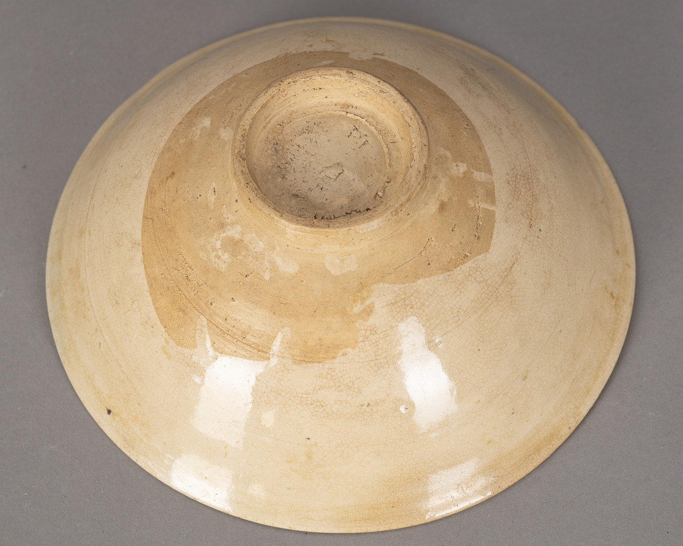Eine chinesische Kumme / Schale, Yaozhou Ware, wohl Jin / Yuan-Dynastie.