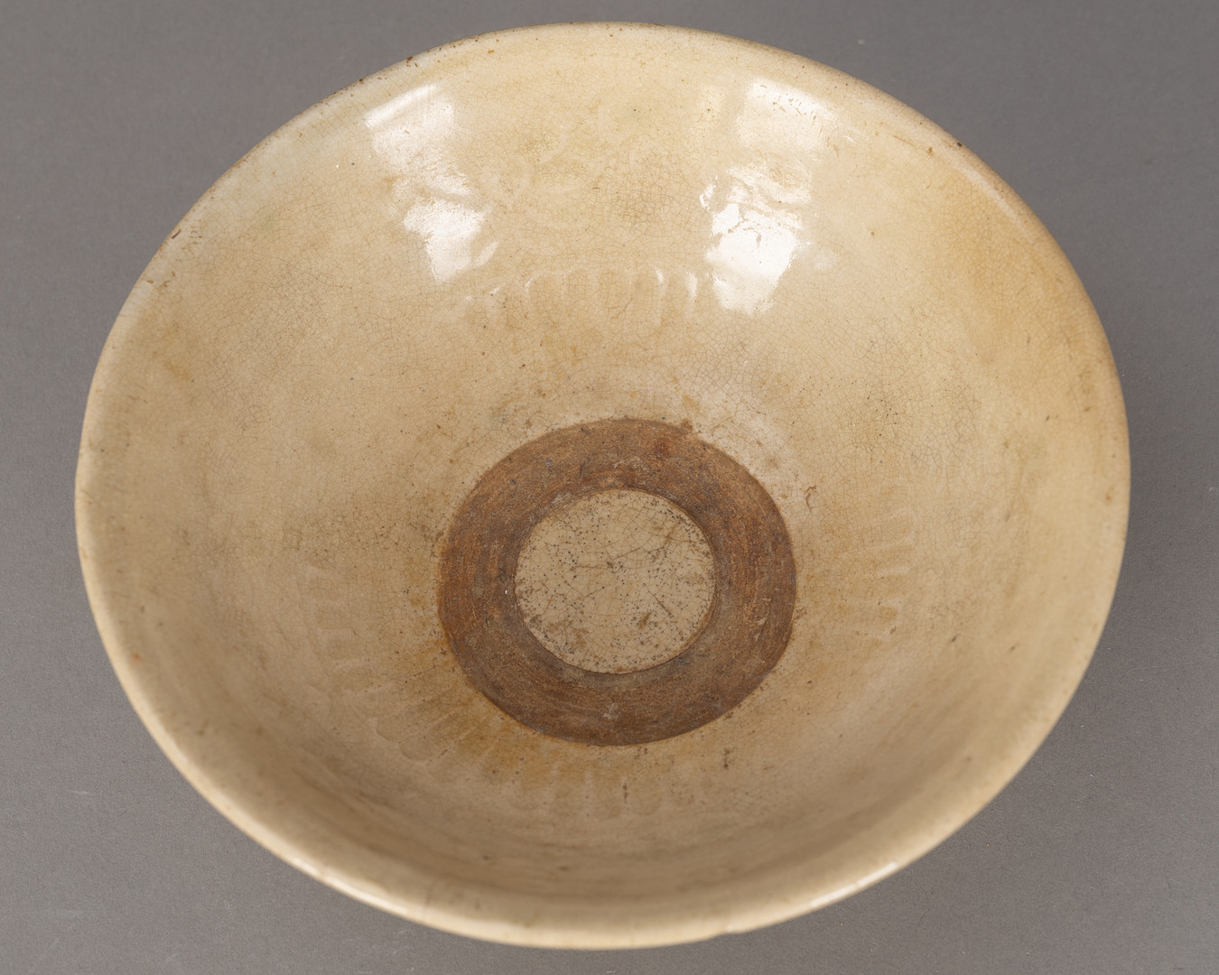 Eine chinesische Kumme / Schale, Yaozhou Ware, wohl Jin / Yuan-Dynastie.
