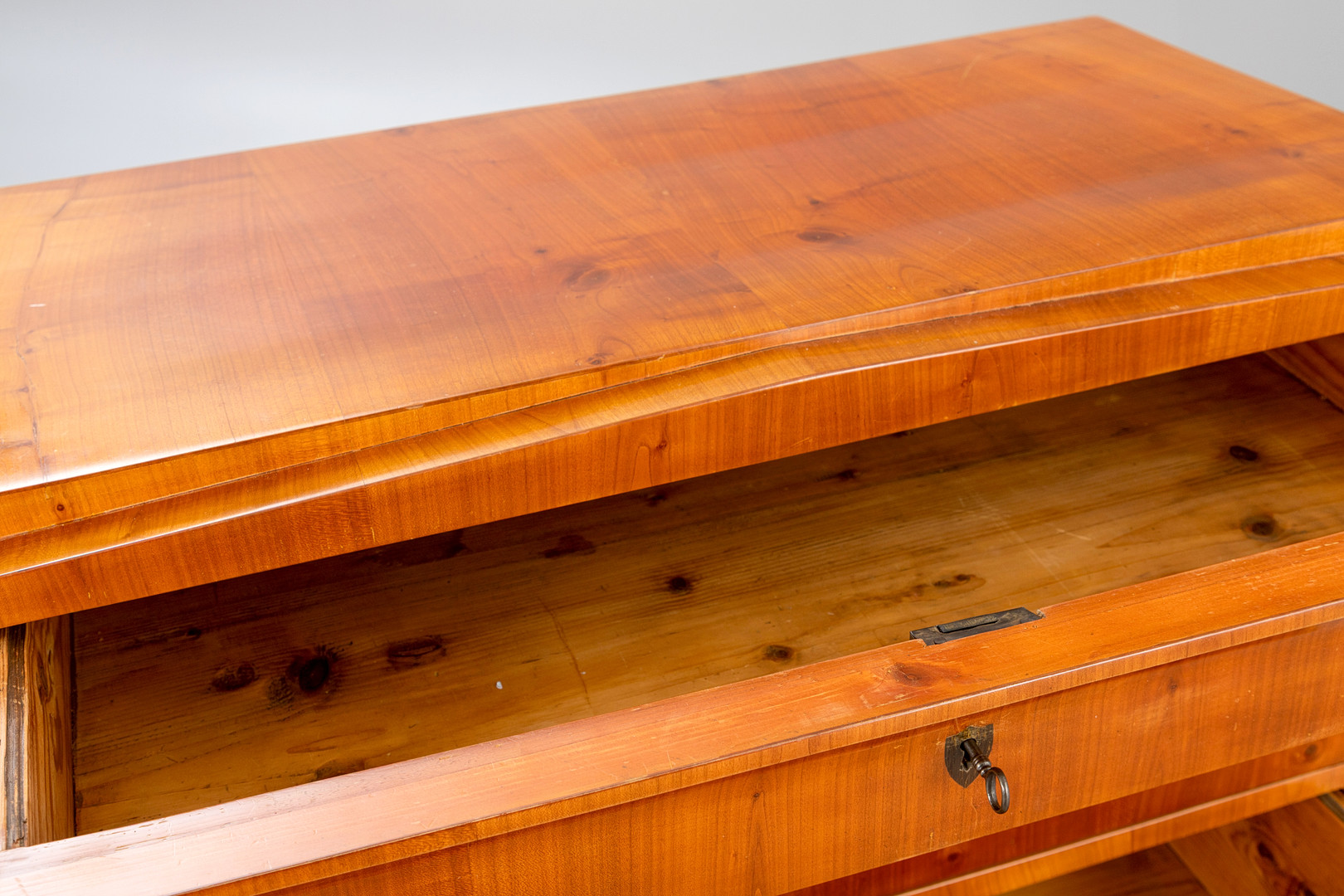 Biedermeier-Kommode, Wien, um 1820.