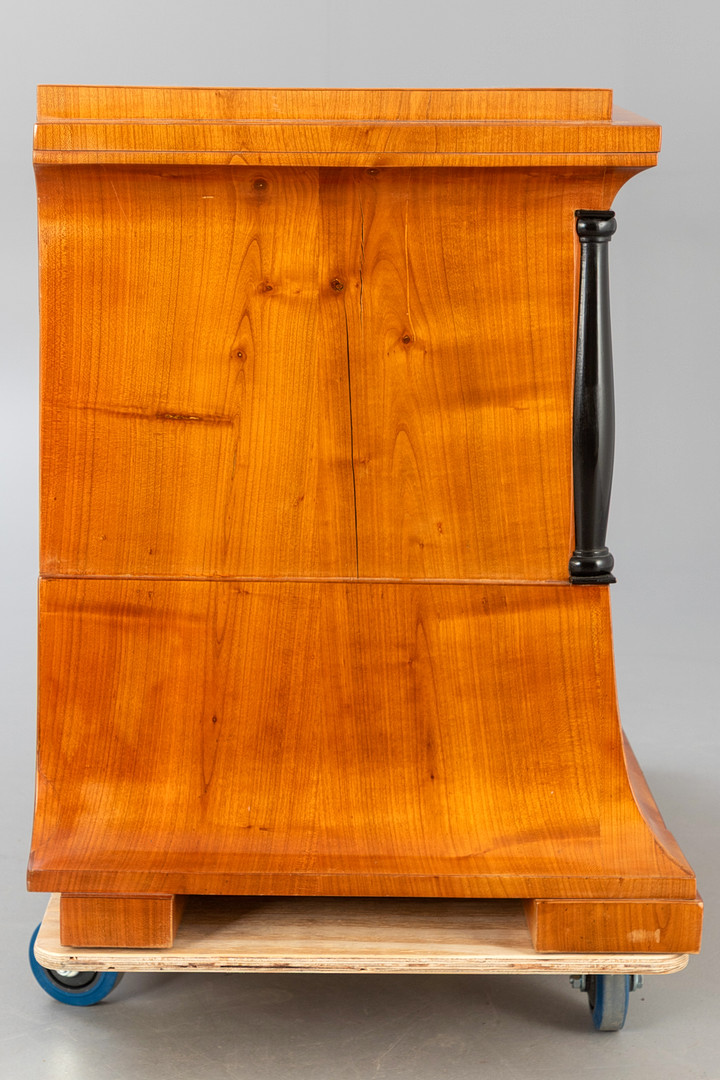 Biedermeier-Kommode, Wien, um 1820.