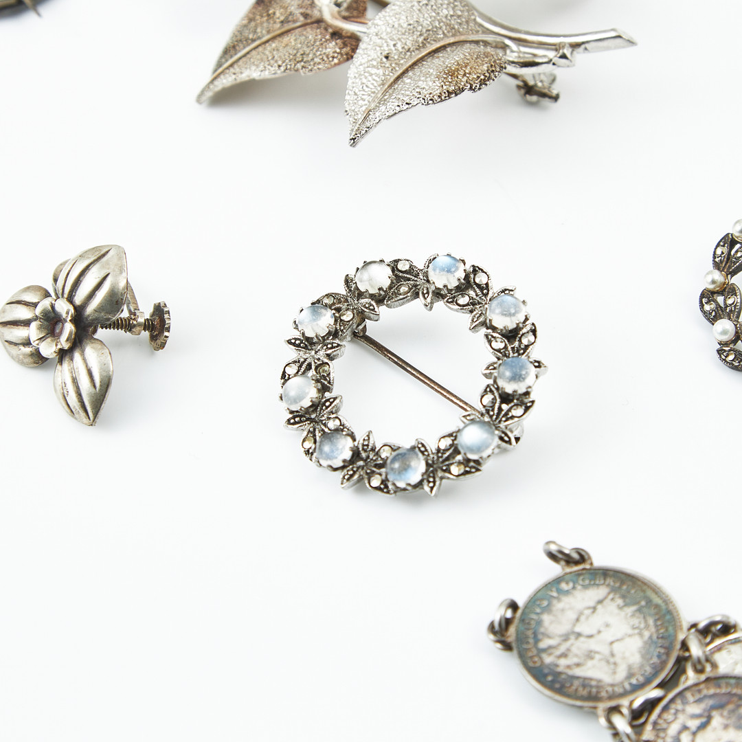 BROSCHER, 10 st., varav en stämplad Atelje Minowa, Etsuko Minowa, Stockholm 1981, HALSBAND, 7 st., ARMBAND, FIBULA, silver, bl a med markasiter.