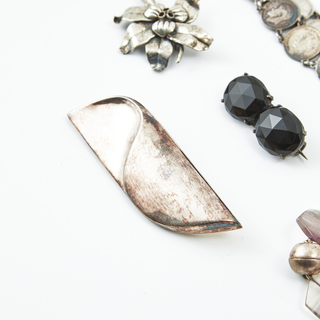 BROSCHER, 10 st., varav en stämplad Atelje Minowa, Etsuko Minowa, Stockholm 1981, HALSBAND, 7 st., ARMBAND, FIBULA, silver, bl a med markasiter.