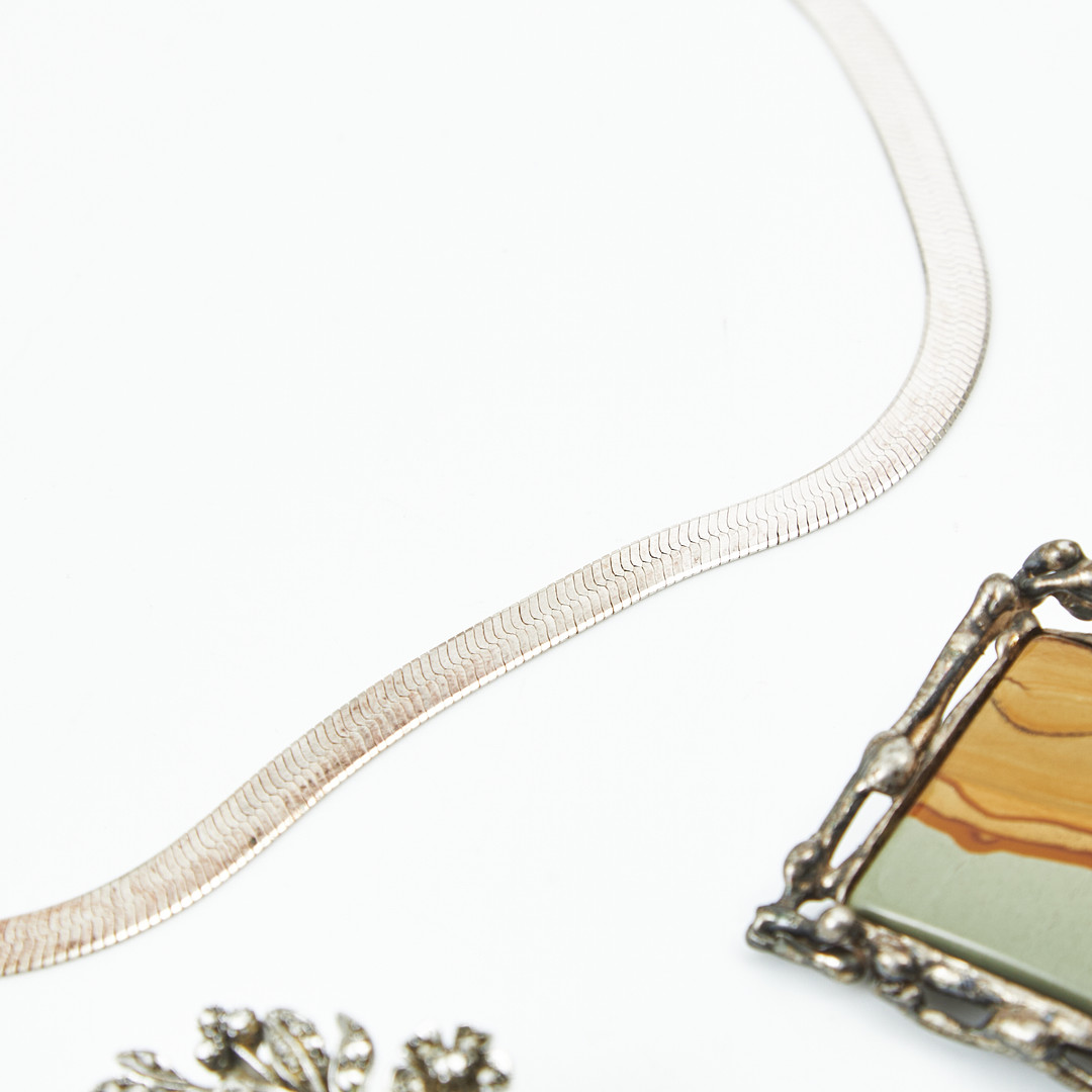 BROSCHER, 10 st., varav en stämplad Atelje Minowa, Etsuko Minowa, Stockholm 1981, HALSBAND, 7 st., ARMBAND, FIBULA, silver, bl a med markasiter.