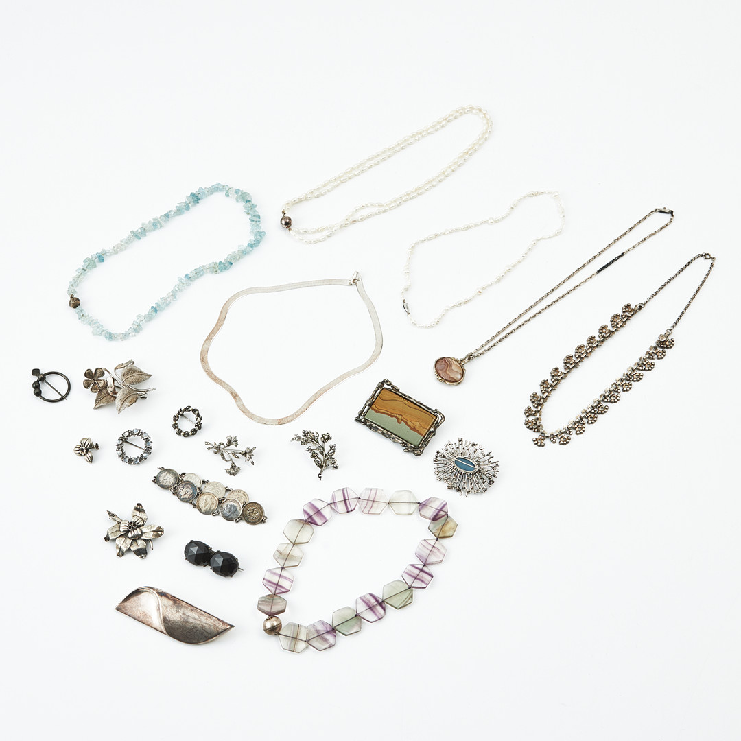 BROSCHER, 10 st., varav en stämplad Atelje Minowa, Etsuko Minowa, Stockholm 1981, HALSBAND, 7 st., ARMBAND, FIBULA, silver, bl a med markasiter.