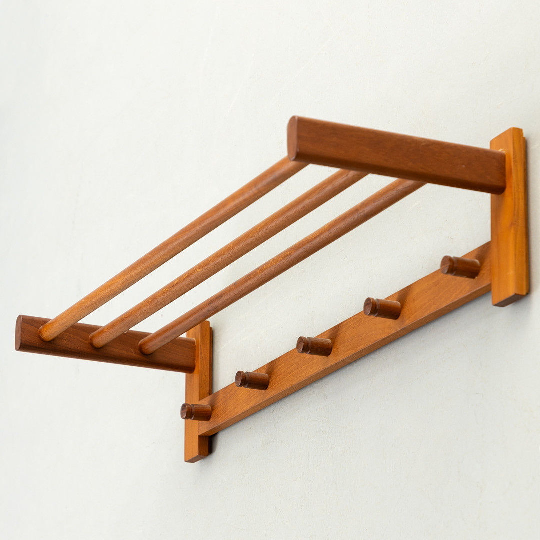 AKSEL KJERSGAARD. Odder. Teak Wandgarderobe, No. 133, Dänemark.