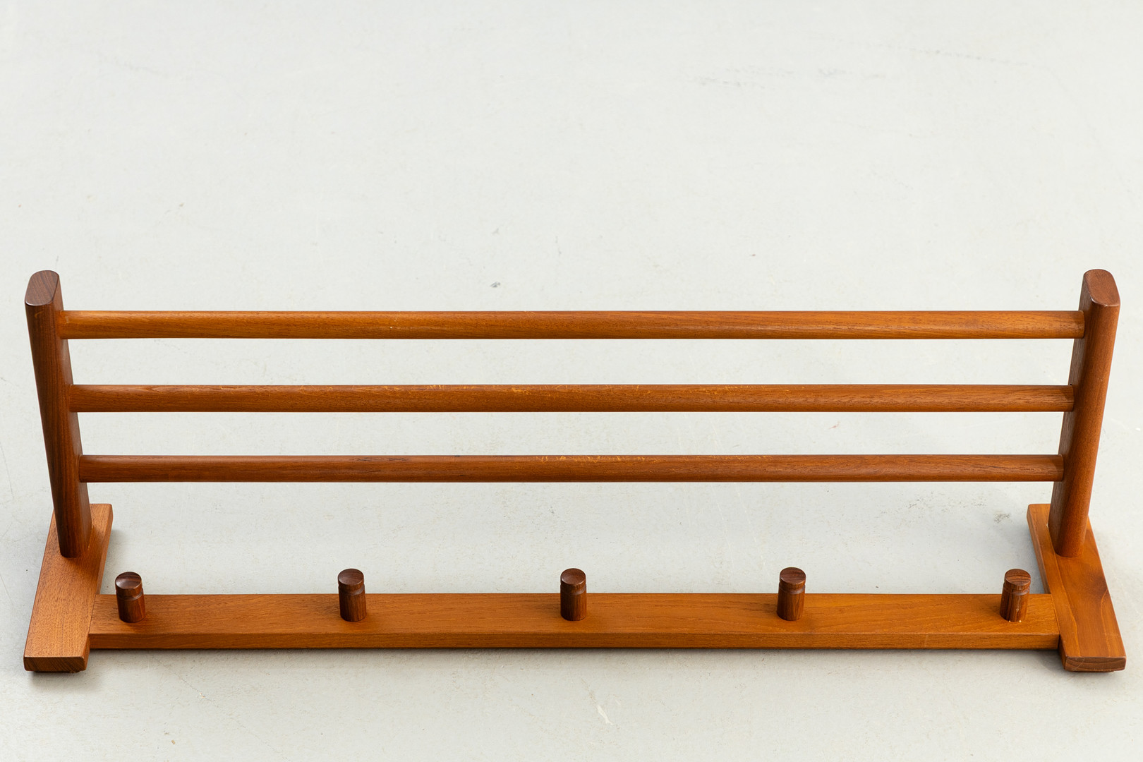 AKSEL KJERSGAARD. Odder. Teak Wandgarderobe, No. 133, Dänemark.