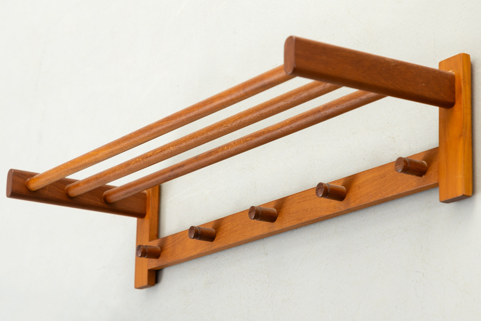 AKSEL KJERSGAARD. Odder. Teak Wandgarderobe, No. 133, Dänemark.