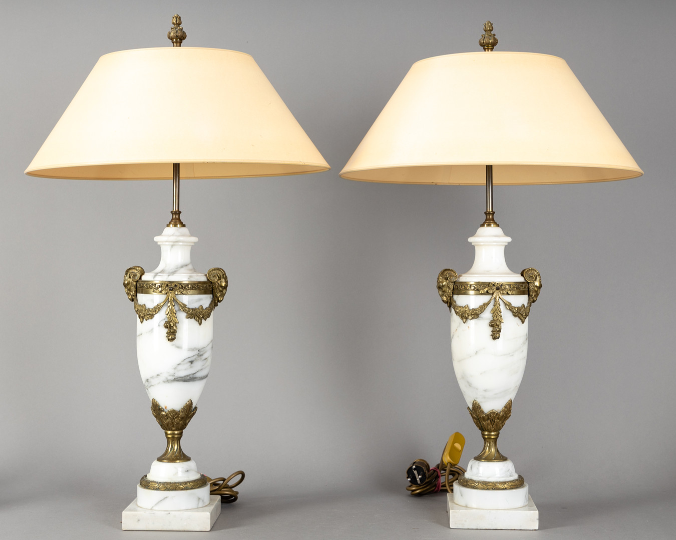 Paar große Lampen im Stil des Louis XVI, wohl Frankreich, 1. Hälfte 20. Jh. (2).