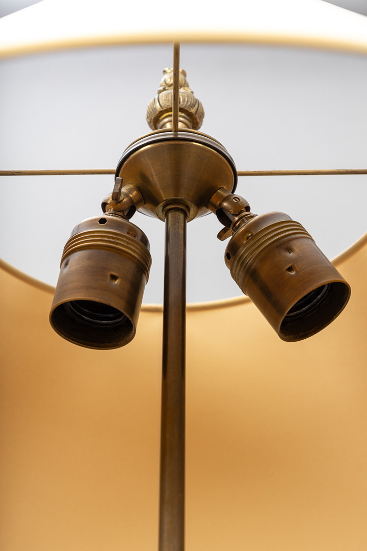 Paar große Lampen im Stil des Louis XVI, wohl Frankreich, 1. Hälfte 20. Jh. (2).