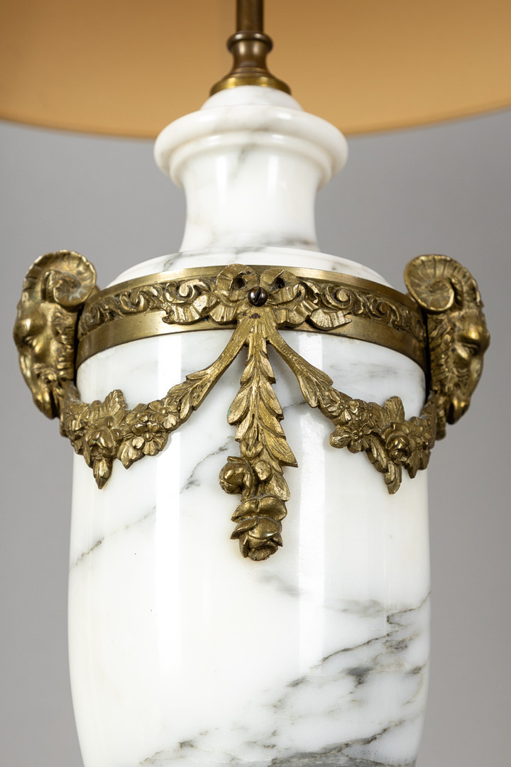 Paar große Lampen im Stil des Louis XVI, wohl Frankreich, 1. Hälfte 20. Jh. (2).