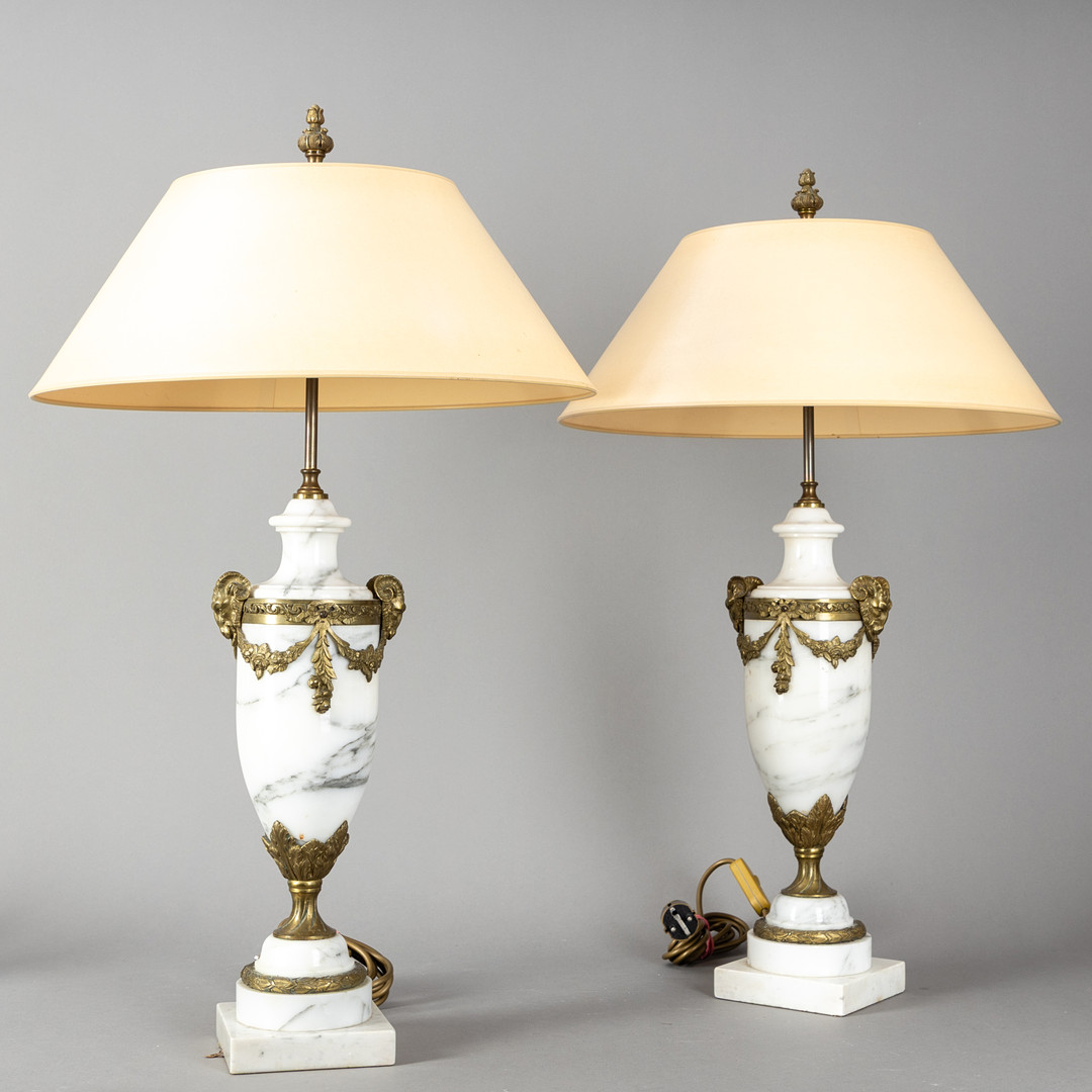 Paar große Lampen im Stil des Louis XVI, wohl Frankreich, 1. Hälfte 20. Jh. (2).