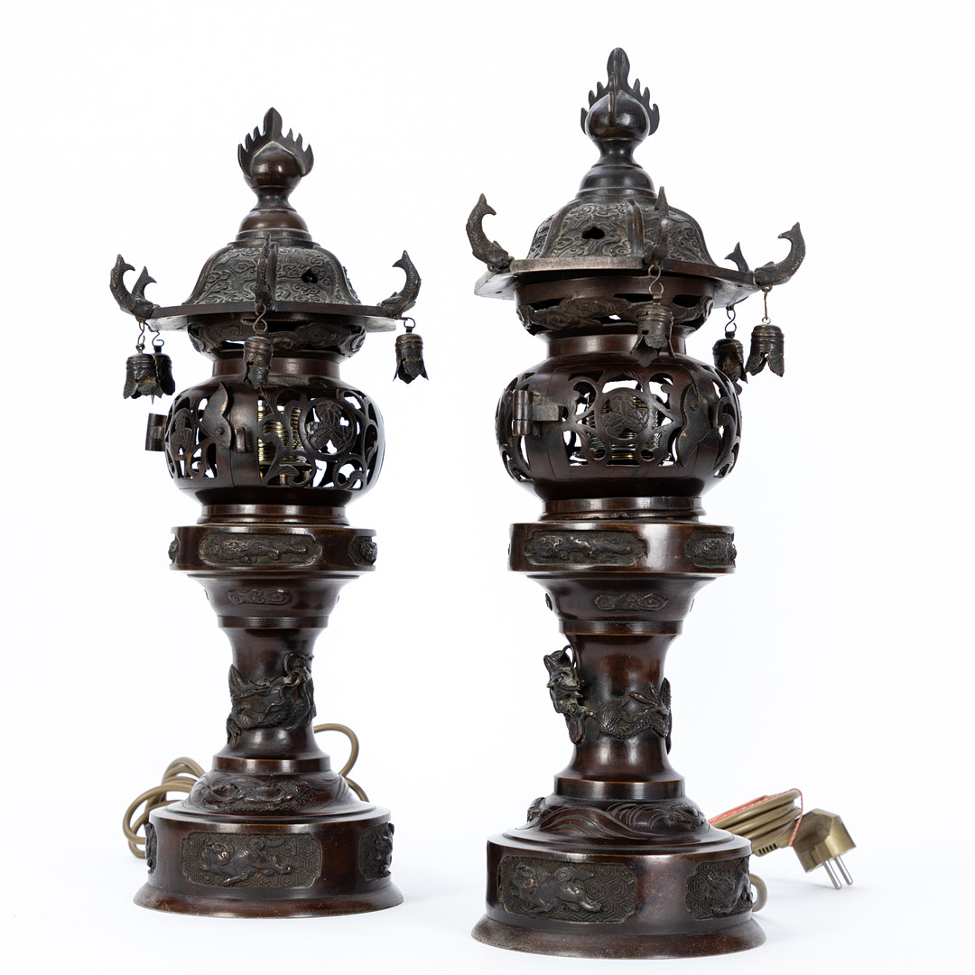 Ein Paar Lampen in der Form traditioneller japanischer Tempellaternen, Anfang 20. Jh. (2).