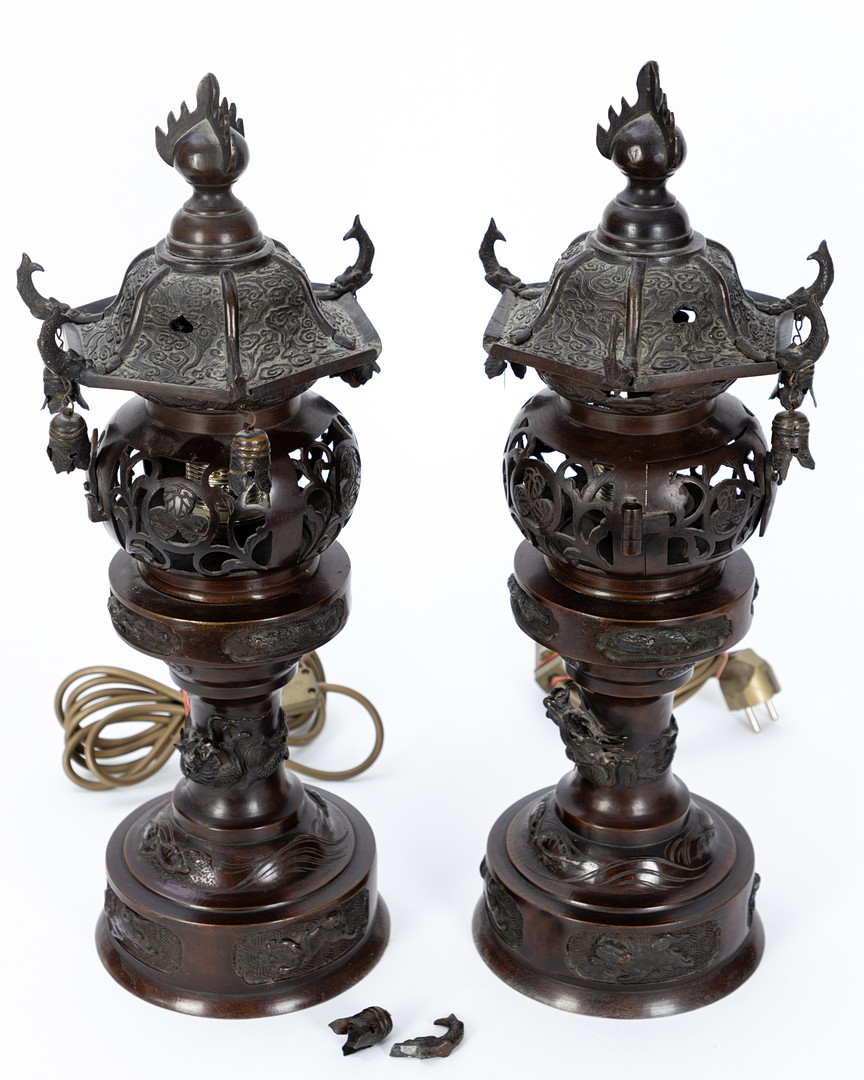 Ein Paar Lampen in der Form traditioneller japanischer Tempellaternen, Anfang 20. Jh. (2).