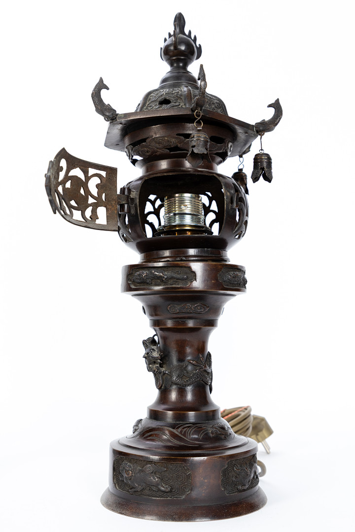 Ein Paar Lampen in der Form traditioneller japanischer Tempellaternen, Anfang 20. Jh. (2).