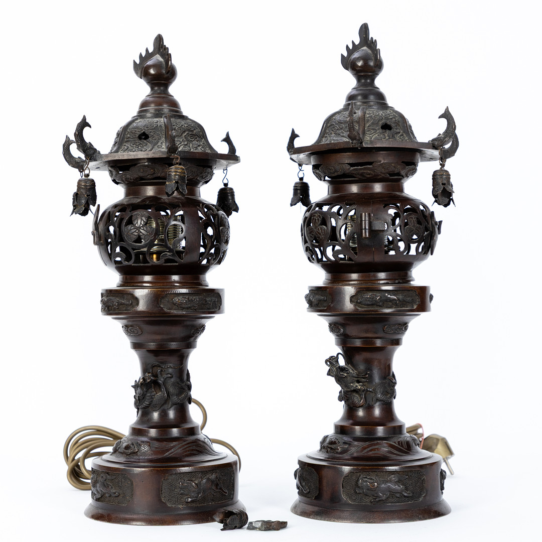 Ein Paar Lampen in der Form traditioneller japanischer Tempellaternen, Anfang 20. Jh. (2).