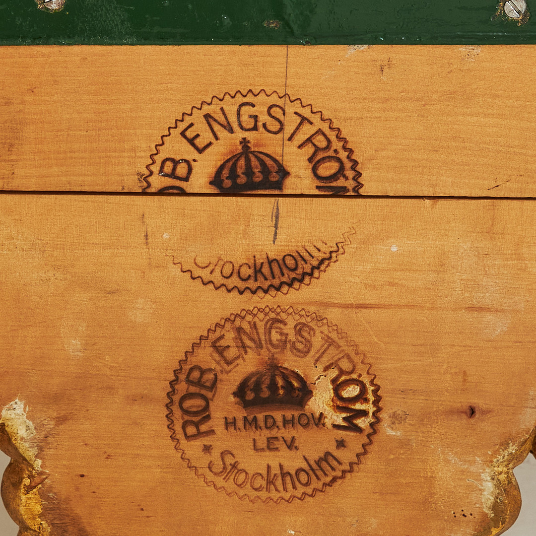 VÄGGUR, 1900-tal, empirestil, förgylld, märkt Robert Engström, Stockholm.
