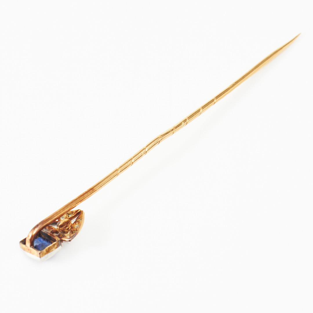 KRÅSNÅL, 18 k guld, halvpärla, 9 små diamanter med rosenslipning, trappslipad blå sten, Erik Thomassons Guld-& Juvelfirma, Stockholm 1943.