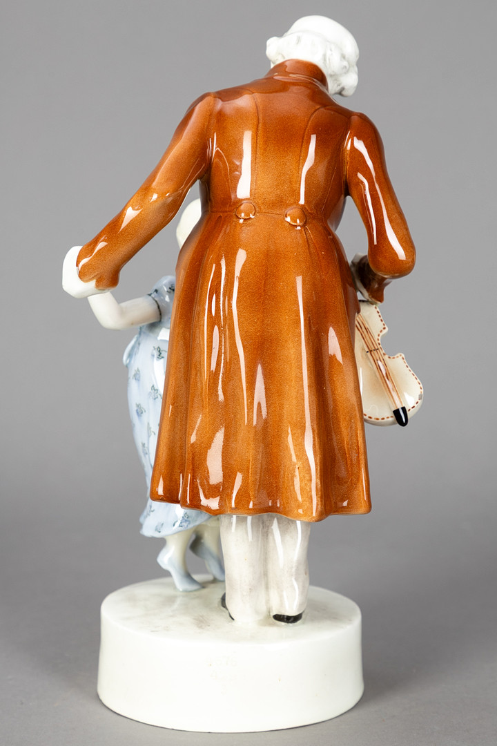 FRIEDRICH GOLDSCHEIDER (185-1897). Figurengruppe, Herr mit Kind, Wien, um 1910.