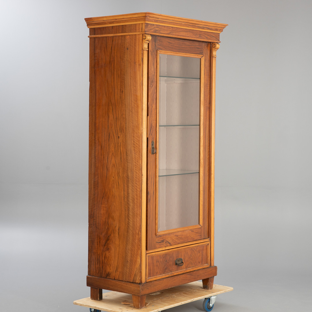 Gründerzeit Schrank zur Vitrine umgebaut.