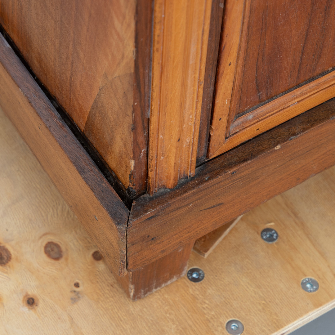 Gründerzeit Schrank zur Vitrine umgebaut.