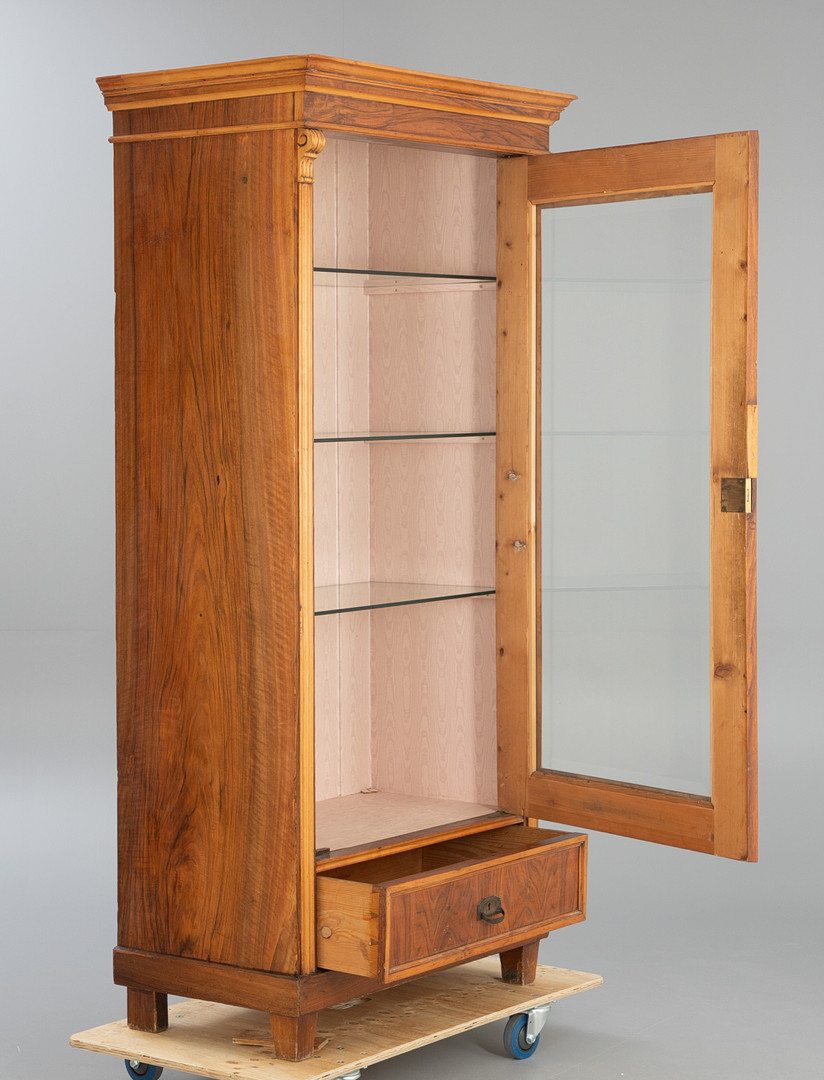 Gründerzeit Schrank zur Vitrine umgebaut.