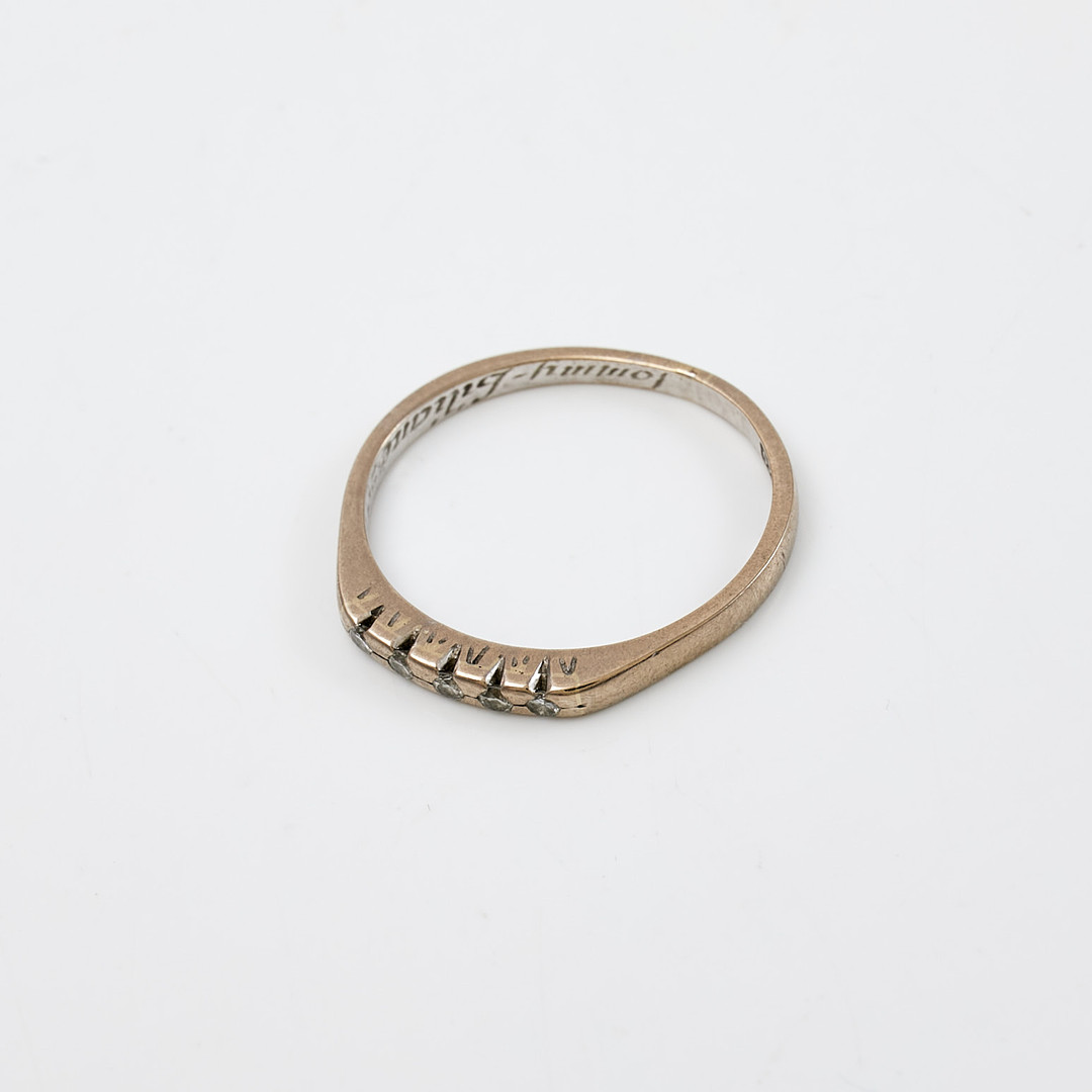 RING, 18 k vitguld, med 5 st diamanter, totalt ca 0.15 ct enligt gravyr, Höglund Guldsmed Gunnar, Stockholm, 1983.