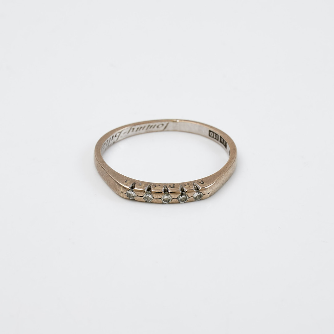 RING, 18 k vitguld, med 5 st diamanter, totalt ca 0.15 ct enligt gravyr, Höglund Guldsmed Gunnar, Stockholm, 1983.