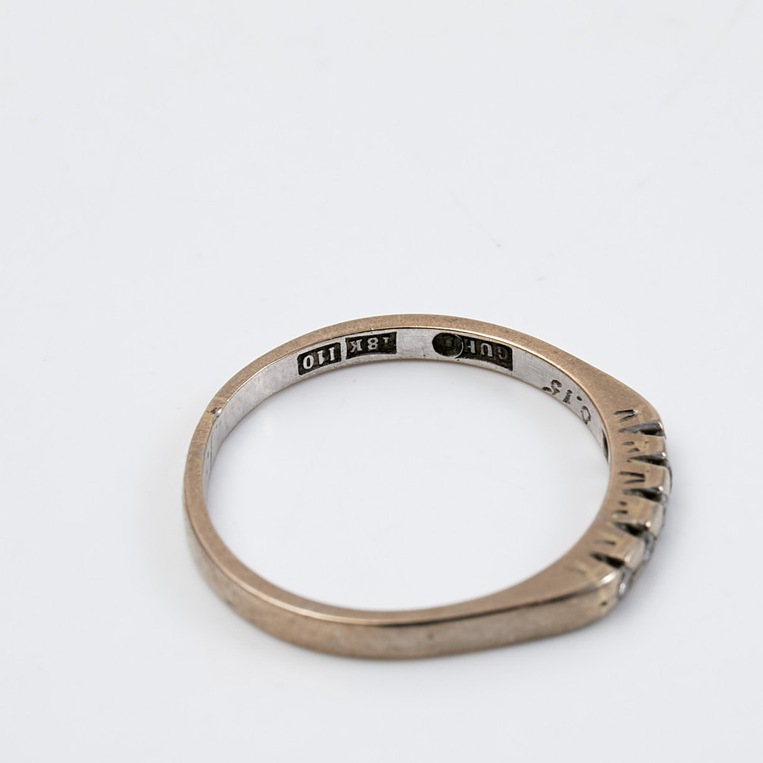 RING, 18 k vitguld, med 5 st diamanter, totalt ca 0.15 ct enligt gravyr, Höglund Guldsmed Gunnar, Stockholm, 1983.