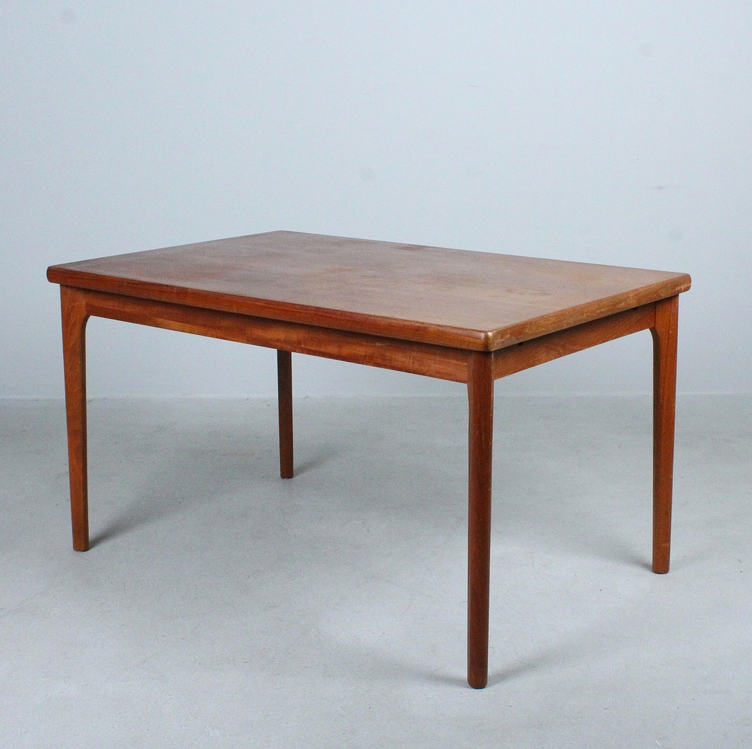 HENNING KJÆRNULF. VEJLE MØBELFABRIK. Erweiterbarer Tisch / Esstisch, Teak, 1960er Jahre.